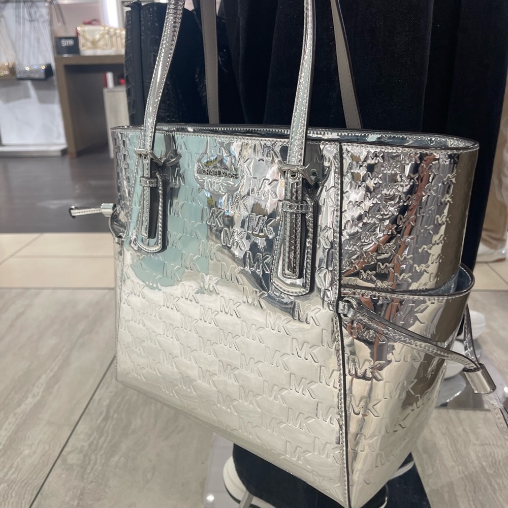 MICHAEL KORS Voyager Large Patent Logo Debossed EW Shoulder Tote Bag
Silver
NWT - Picture 3 of 16